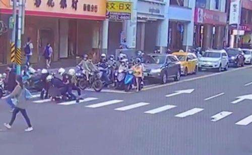 無照騎車又囂張不戴安全帽 男三字經+「去你的」嗆板橋警下場曝光