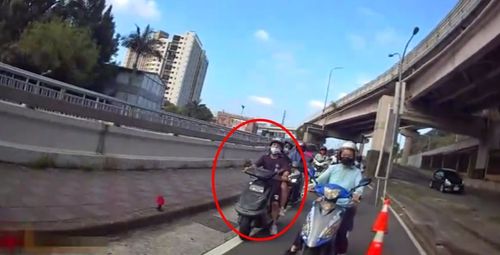 北市男騎機車載女友　遇警攔檢驚驚！無照又遭通緝慘了