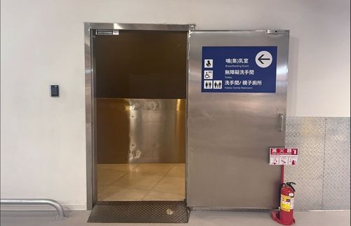 如廁驚見手機偷拍私密處 妙齡女踹開廁所門!活逮龍華科大18歲攝狼