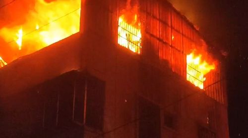 苗栗市住宅火警 頂樓鐵皮加蓋陷火海!屋內4人與死神擦肩