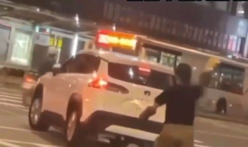 正常行駛卻被計程車超車 北市男怒了!大馬路攔車還砸礦泉水瓶