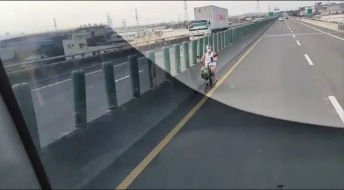 阿北安捏母湯啦!騎電動車逆向飆西濱 網驚「嚇尿了很多年輕人」