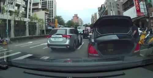 「襯衫禮盒」怪怪的！警切開瓦楞板縫隙　起獲高純度K他命