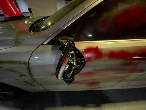 冤家路窄！不滿被超車、按喇叭　新北男揪9友砸車噴漆洩憤