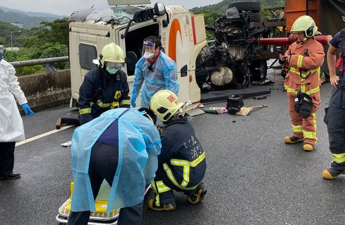 交通受阻ING！台62線13.8K砂石車自撞護欄翻覆　駕駛骨折送醫