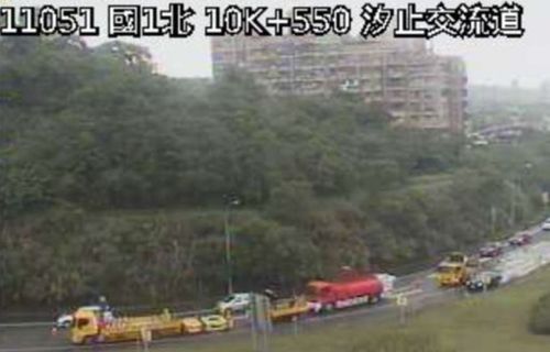 國1汐止交流道口大貨車自撞護欄翻覆 油漆灑滿地回堵1公里