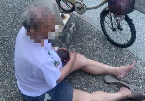 九旬翁騎鐵馬慘摔癱坐路旁 北市警開車護送返家