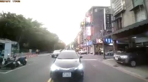 囂張男新北開車逆向直直駛 撞上對向機車後逃逸