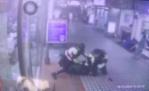 移工攜槍萬華華區西逛大街 民眾驚呆報警壓制逮人
