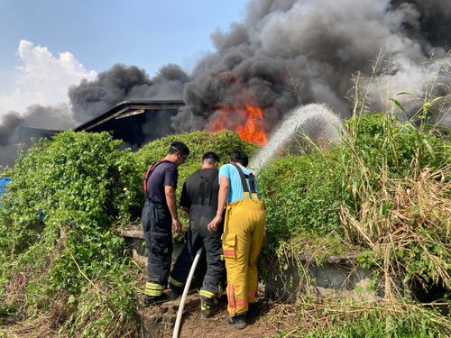 屏縣回收場大火18車37人搶救　濃煙黑龍竄天際20公里外可見