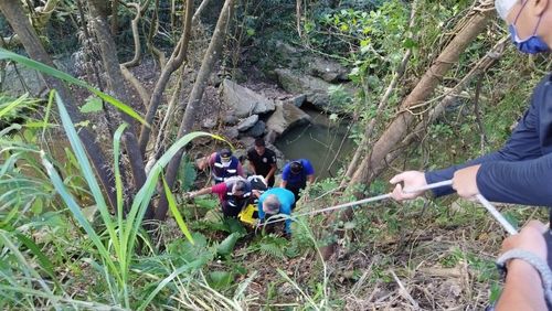 屏東男墜落10米深谷底腿骨折 消防員使出洪荒之力救援
