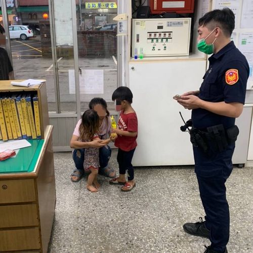 桃園小兄妹偷跑出門淚汪汪 大園警拼湊線索助返家
