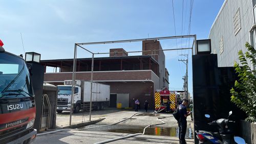 真的芭比Q！台中冷凍肉品場陷火海　17輛消防車衝火場救援