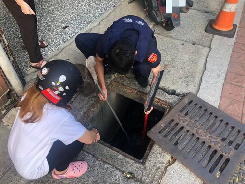 鑰匙掉水溝回不了家　女子求助警方順利解圍