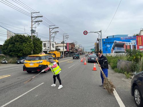 塑膠顆粒散路面綿延10公尺　大園警速排除護交通安全