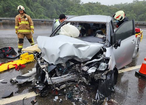 疑天雨路滑撞國道護欄引擎室半毀　安全氣囊建功！2女輕傷送醫