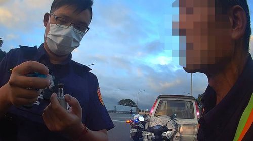 桃園男開車未繫安全帶 活該!遇警攔檢通緝身分曝光還被查獲毒品