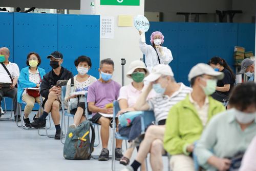 公費流感疫苗10/1開打！可和新冠一起接種　分打左右手