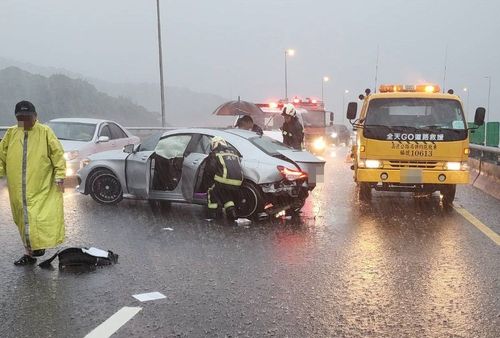 尼莎颱風強降雨視線差　基隆快速道路、國道紛傳車禍