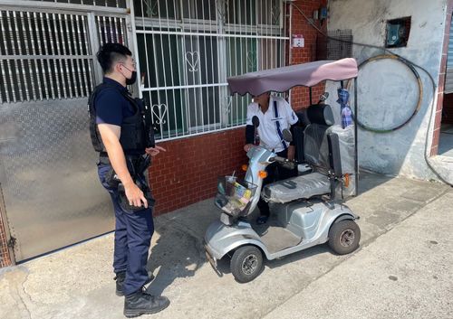桃園翁電動輔助車大馬路上故障 龍潭警揮汗推車送返家