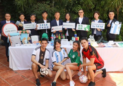 遠東新一條龍回收體系 15支寶特瓶做成一件小7制服