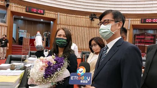 初选落马议员毕业质询 陈其迈赠鲜花苦茶「请继续冲」