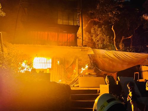 高雄透天厝火警　火勢猛烈照亮夜空21消防車灌救