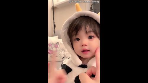 又想騙人生女兒　大眼萌娃超可愛的表情讓人好想也生一個呀！
