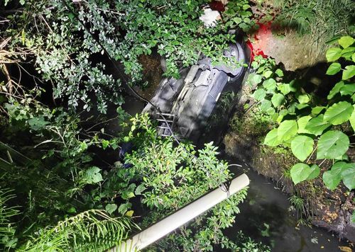 疲勞駕駛「史詩級」自撞 翻車滑行再掉進水溝!主角傷勢曝光