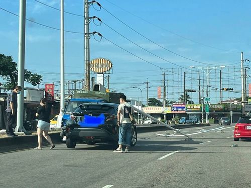 壹蘋獨家|台中小貨車衝對向燈桿攔腰斷 路過2車遭衰砸無人傷