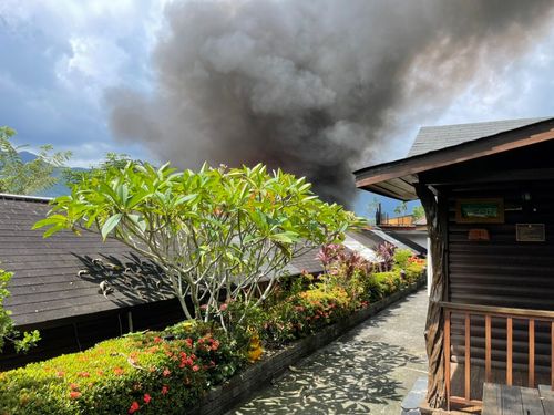 高雄六龜知名溫泉渡假山莊失火 神明廳起火員工急逃