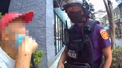 老翁行動不便獨坐路旁 暖暖的!內湖女警駕巡邏車護返家
