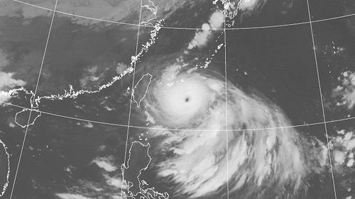 強颱「軒嵐諾」最快明上午發海警！暴風圈持續擴大　豪雨炸北台灣