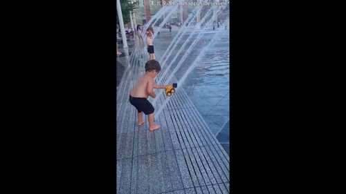 淘氣小弟這樣玩 玩具車秒變「噴射車」飛高高!他自己都驚呆了