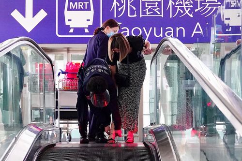 女旅客鞋帶過長遭捲入電扶梯 桃機櫃檯小姐、保全助脫困