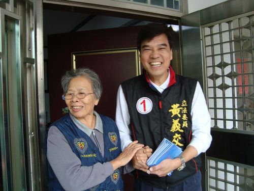 宋楚瑜聽聞黃義交墜樓哀慟　親民黨慟憶：幽默開朗大哥驟逝！將協辦後事