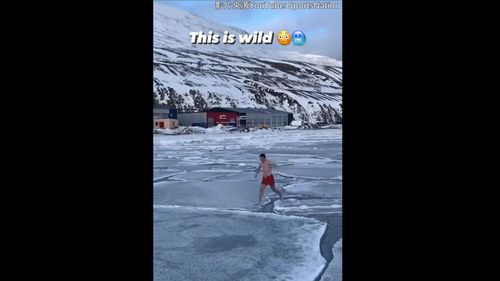 男子挪威冰洞游泳　差點沒凍成冰棒