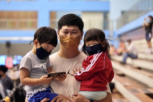 帶小孩打比賽？超級奶爸黃玟穎率嘉市輔仁中學力拼登峰造極籃球賽