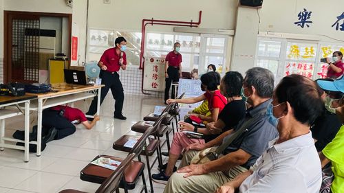 趴下、掩護、穩住!台南長輩齊演練 「居家防火風水師」教逃生獲好評