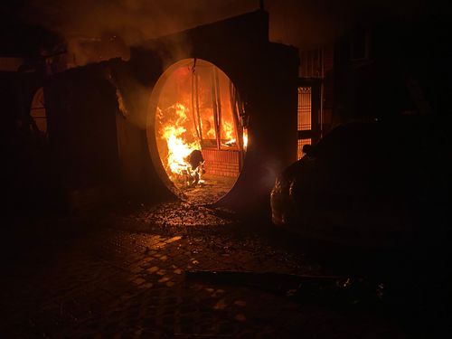 房子狂燒但全家逃劫！住警器成功示警　2大1小及時逃生