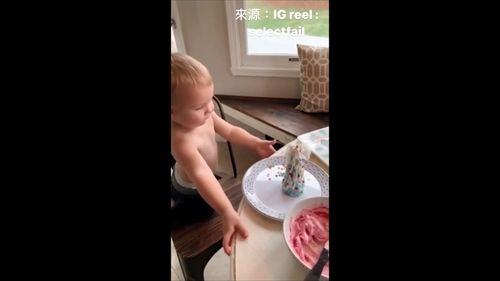 寶寶好奇爬上桌　整張臉把盤子砸翻 　新手爸媽大崩潰