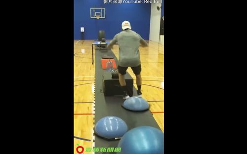 男子挑戰平衡力跨越障礙物 網嘆怎麽可以那麽的穩啊!