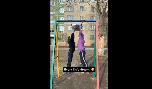 刺激的360度的大翻轉　每個小孩都會想要試試看