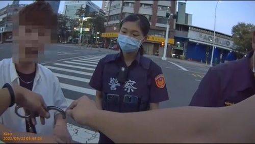 酒駕女左轉闖紅燈邊騎邊點早餐 「鮪魚吐司不要洋葱番茄」結果吃不到了