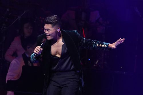 李玖哲美声回归深V展露大胸肌 跟相马茜视讯被叫「闭嘴」