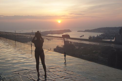 全球唯一高空無邊際泳池在高雄　承億酒店坐擁台灣最美圖書館