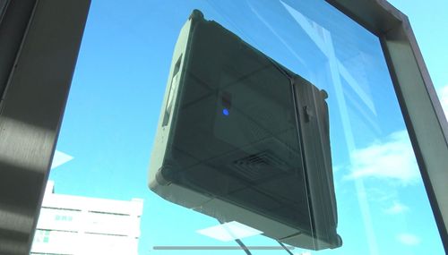 擦窗機器人有線較受限　邊邊易有死角