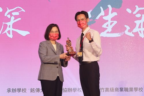 學渣逆襲抱回師鐸獎!任教學校一半都是弱勢生 立志成為有溫度的老師