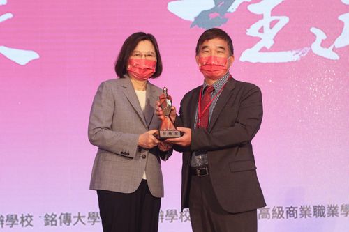 小學差點進啟智班　父親一巴掌打醒他！現成「理化大神」獲師鐸獎