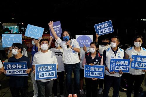 高市長選戰｜柯志恩與青年上街　力挺十八歲公民權